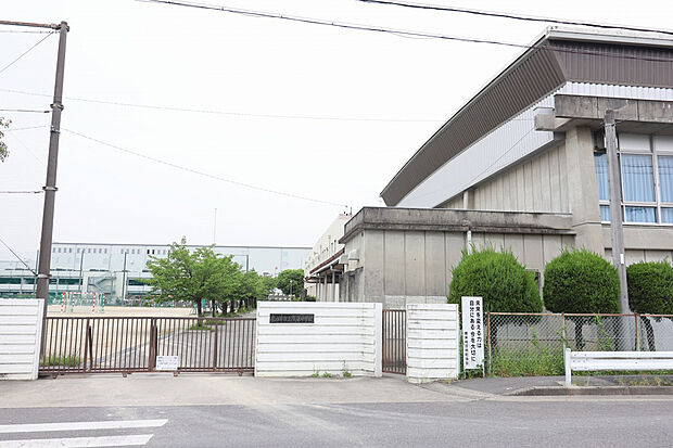 鷹来中学校（約200m）