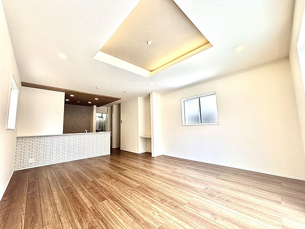 【リビング】間接照明付き折上天井採用！ホテルライクな空間を演出します。