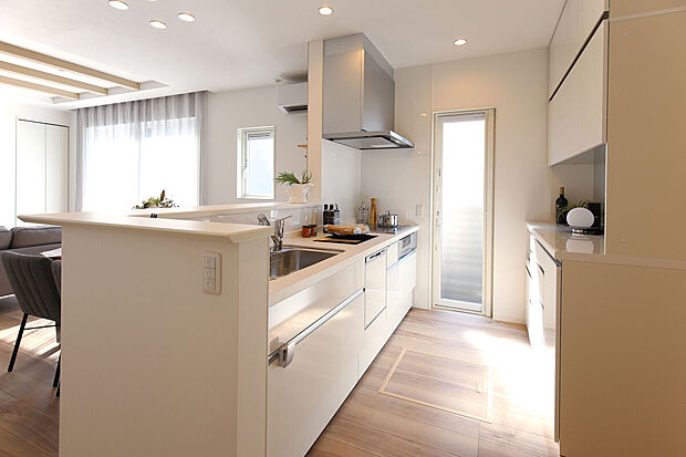 【キッチン】掲載の室内写真は当社施工のサーパスタウンのモデルハウスを撮影し CG加工を施したもので、有償オプションも含まれています。有償オプション・家具・調度品は販売価格に含まれません。