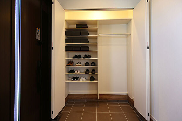 【シューズインクローク(一部除く)】ベビーカーやゴルフバッグなどの収納に使える奥行きのある玄関収納です。