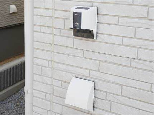 【EVコンセント +外部コンセント】電気自動車などのエコカーに対応するために200V電源コンセントと通常電源(100V)を各戸に設置しました。