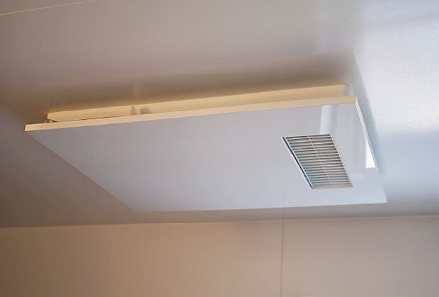 【浴室暖房乾燥機】換気・乾燥・暖房・涼風などの機能を備えた浴室暖房乾燥機。 雨天時の洗濯物乾燥にも役立ちます。
●掲載の写真・画像は売主施工事例です。(参考写真を除く)