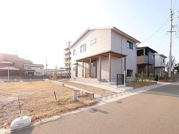 「アコーディアコート弥永」は、街全体を「ひとつの大きな庭」と見立て、隣り合う家々や通りとの関係をトータルにプランニングしています。