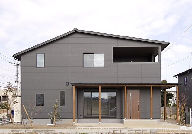 【5号地外観】クールでフラット、スタイリッシュな外観が印象的です。リビング・ダイニングと連続するテラスと、その先の庭まで一体的に楽しめる空間を実現しました。
広々としたバルコニーからは遠くの景色も望めます。