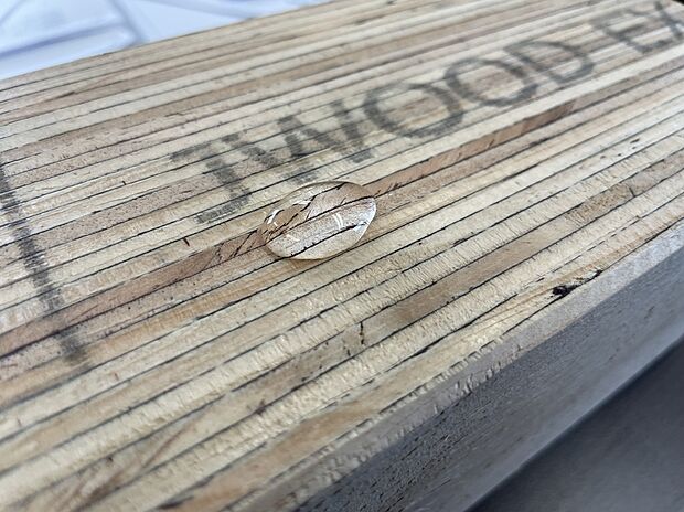 【JWOODと水分】JWOODの表面は撥水処理が施されています。
また通常の木材と違い、含水率を低く保ち続けるので、経年による収縮(痩せ)をほとんど起こさないことから、安定した家の品質を守れます。