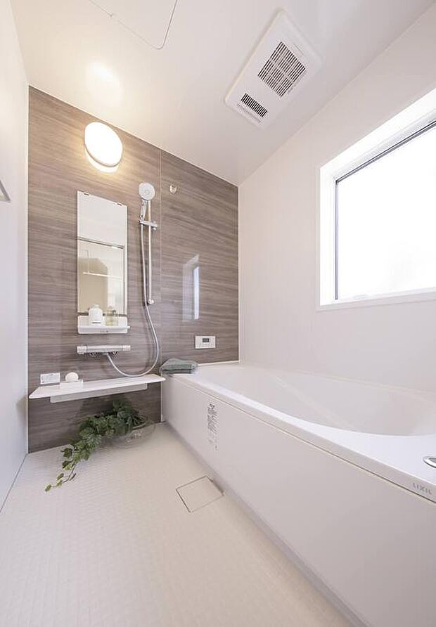 【バスルーム】リフレッシュして一日の疲れをとり、質の良い眠りにつくために大切な入浴の時間。単に入浴の場としてではなく居心地のよいリラックスした空間にするために、掃除のしやすさはもちろん、快適さにもこだわりました。
