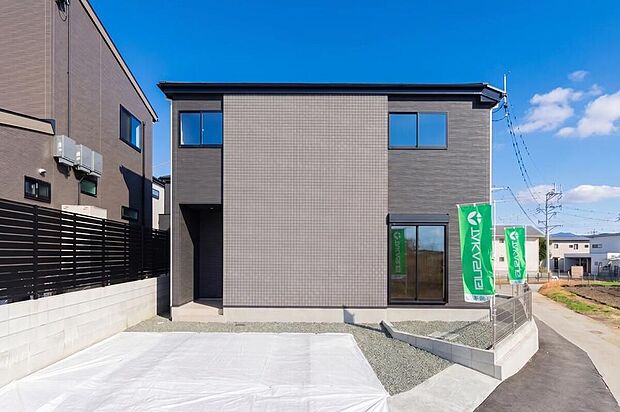 【並列2台駐車可能なモダンな外観】
黒とグレーを基調としたスタイリッシュな外観デザイン。前面には車2台を並列でゆったり停められる駐車スペースを確保。出し入れもスムーズでお買い物帰りや雨の日も安心です。