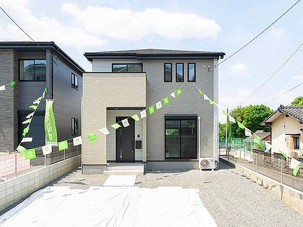 【優しいベージュのモダン外観】
明るいベージュとグレーの上品な佇まい。敷地内には並列駐車が可能なゆとりのスペースを確保しました。1階の大きな窓にはシャッター雨戸を完備し防犯や防災面でも安心の設計です。