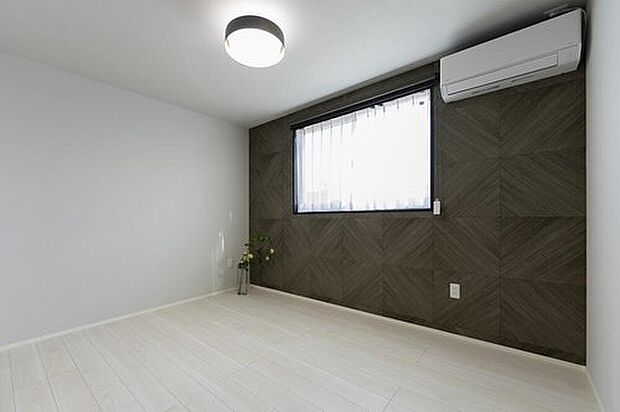 【1号地】【7帖 意匠を凝らした安らぎの主寝室】アクセントクロスが落ち着きを演出する7帖の主寝室。ゆとりのある広さで、一日の終わりに深い眠りへと誘います。エアコン完備で、入居したその日から快適です。