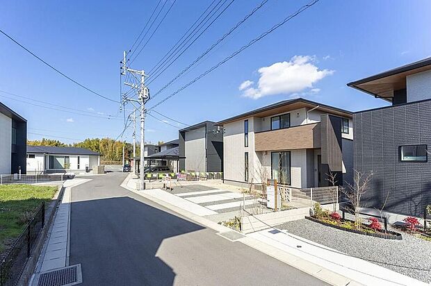 街並みがきれいな分譲地です。全面道路も5mと広く、駐車もスムーズです！分譲地内は車の抜け道になっていないので交通量も少なく安心です。