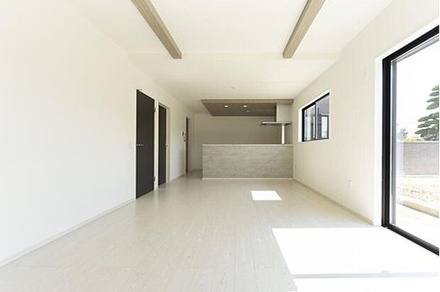 (2号地)大きな窓からは温かな光が差し込み、家族が自然と集まりたくなる心地よい空間に仕上がっています。