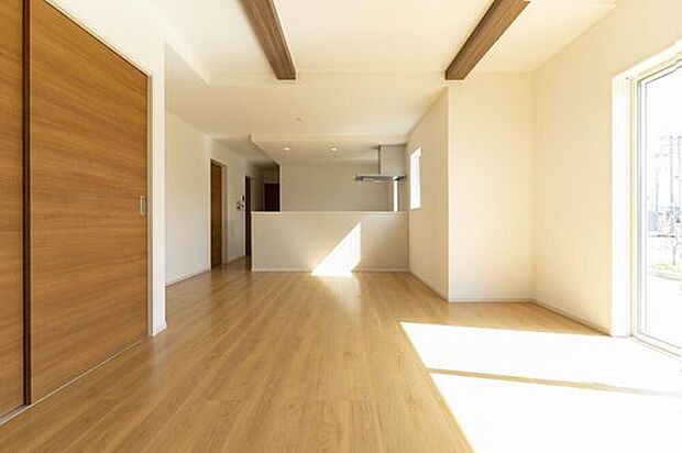【LDK】天井の「見せ梁」が空間に開放感をプラス。木の温もりあふれるナチュラルな内装は、どんな家具とも相性抜群です。