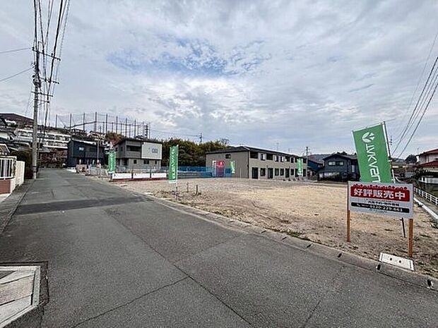 【前面道路含む現地写真】(1号棟)舗装もされていて、ベビーカーや自転車で通っても快適に通行できます。
