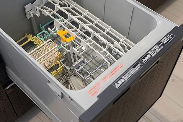 【食器洗い乾燥機】高温洗浄で手洗いよりキレイに洗え、節水効果も抜群。面倒な洗い物の時間を短縮し、食後の家族団らんの時間を増やせます。冬場の手荒れの悩みも解消する、ママに嬉しい必需品です。