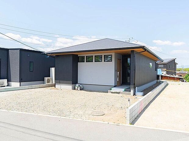 【現地外観写真】【外観 アプローチ】道路から玄関へのアプローチ部分。ゆとりある敷地は、駐車や自転車置き場など幅広く活用できます。