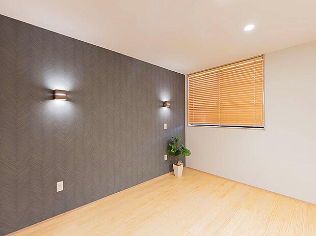 【リビング以外の居室】【6帖 洋室（主寝室）】落ち着いたアクセントクロスと間接照明が魅力。ゆったりとした広さで、ご夫婦のプライベートタイムが充実します。
