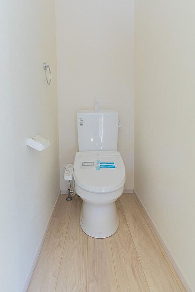 【【清潔感あふれるシンプルなトイレ】】白を基調とした清潔感あふれるトイレ空間。毎日使う場所だからこそ、シンプルで落ち着くデザインにこだわりました。