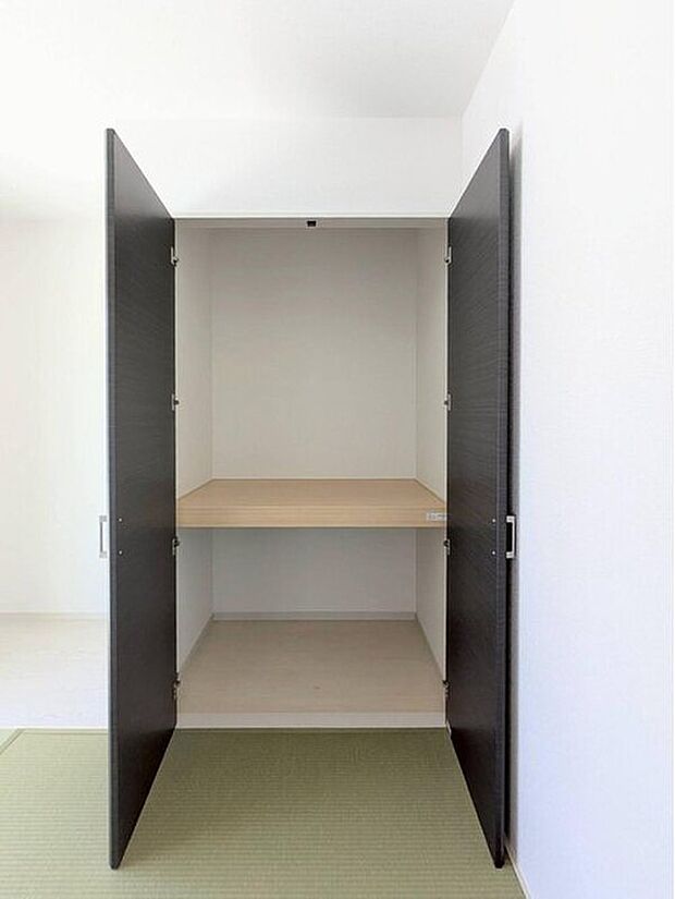 【和室収納】お布団や季節物、かさばる荷物もたっぷり収まる大型収納。開け閉めがスムーズで中の物がサッと取り出しやすい設計です。