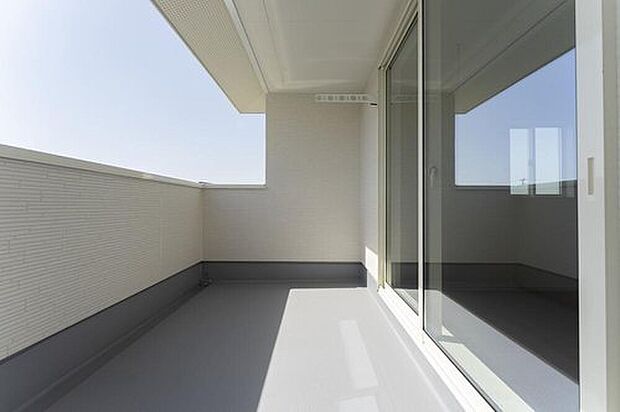【バルコニー】お布団も一気に干せる広々サイズ！屋根が少し深めにかかっているインナータイプなので、お出かけ中の急な雨でも慌てずに済むのが嬉しいポイント。