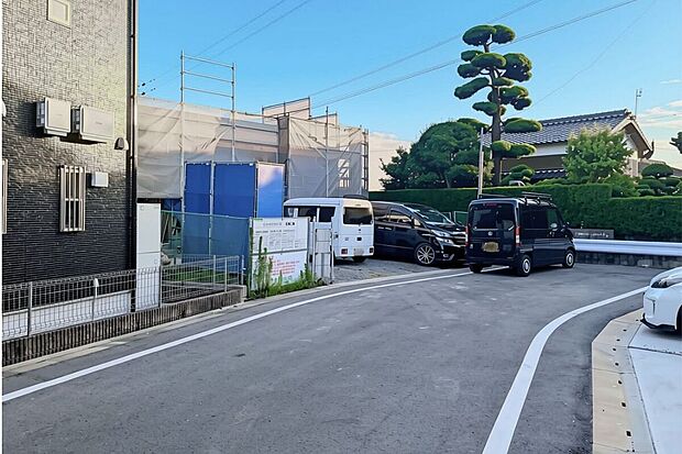 【前面道路】6m幅の前面道路で車の出し入れがスムーズです