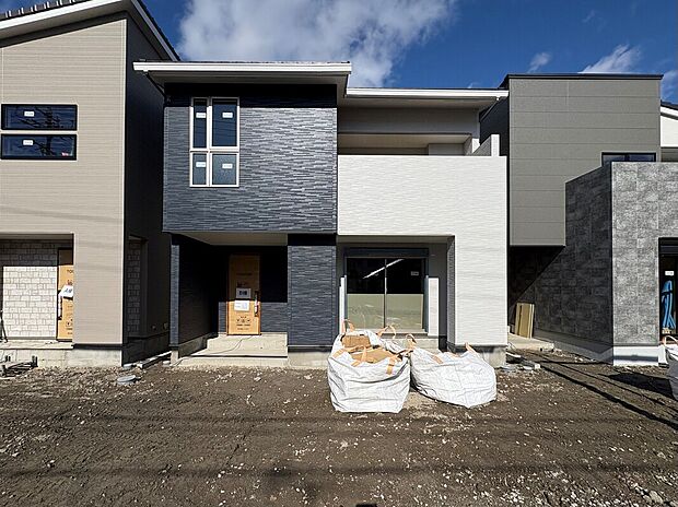 【B棟　外観】
流行に左右されず、将来にわたって価値が継続する凛とした佇まい。おしゃれな雰囲気や自然の潤い、親しみやすさといった暮らしを豊かにしてくれる住空間です。