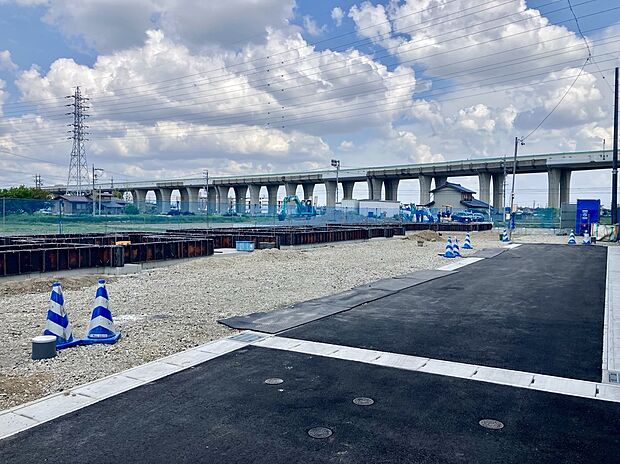 【前面道路含む現地写真】
元気なお子様のお外遊びも、公園が近くにあれば安心♪気軽な近さの北野府児童遊園徒歩約4分(約300m)で、お散歩やピクニックをすれば、気分もリフレッシュできそうです。