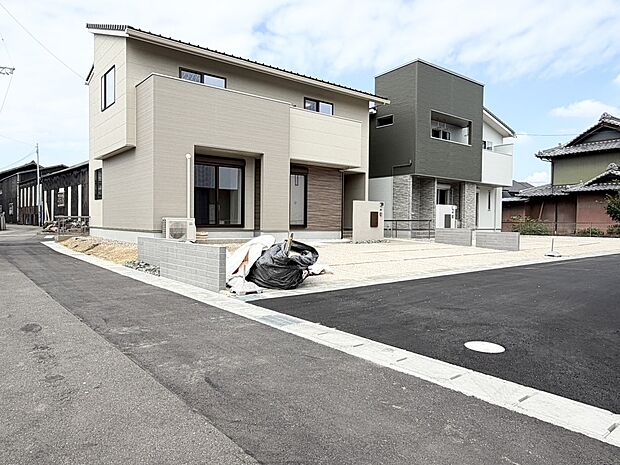 【現地写真】南西からの撮影。広々とした駐車、外構スペースでゆとりある暮らしを演出。内観もご見学いただけます。是非お問合せください。