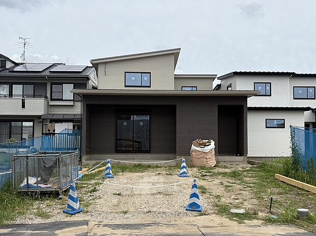 5台分の駐車を確保した準平屋仕様、5LDKの住まいです。11.0帖の主寝室を1階に配置し、生活のほとんどを1階で過ごすことができます。
