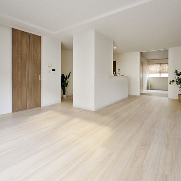 【フローリング】木質のやさしい雰囲気をそのままに、統一感あふれた美しい空間コーディネートを演出する床材です。