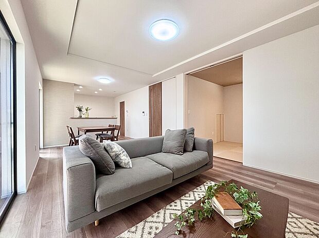 【【E棟 LDK】】ご家族が集まるLDKは20.3帖の広さ。隣接する和室はお子様のお昼寝や遊び場として最適!