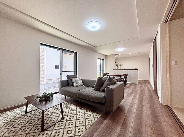 【【E棟 LDK】】20.3帖のLDKは2面採光を確保。窓を開け放てば、気持ちの良い風が入ります。庭の景色を眺めながら、寛ぐことができます。