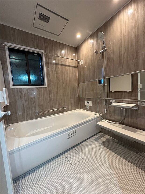 【【E棟 浴室】】TOTO製1717サイズの浴室。小窓付きで外気を感じながら疲れを癒せます。手すりを設けており、入浴時や立ち上がる時の動作をサポートしてくれるので安心です。