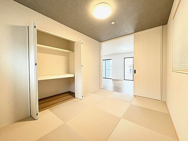 【【H棟　和室】】リビング横の6.0帖の和室です。半帖畳やプリーツスクリーンを活用し、和風モダンなデザインになっています。お子様の遊び場やお昼寝にも最適で、いつもお子様に目を向けてあげられます。