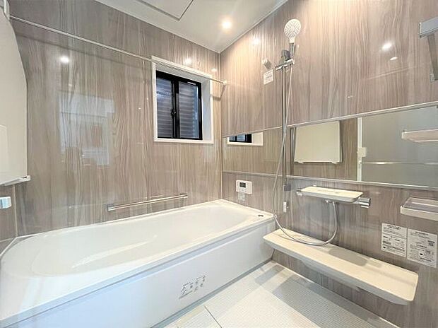 【【D棟　浴室】】1坪タイプのバスルームで、足を伸ばしてゆったり！浴室暖房乾燥機付きなので、洗剤や水垢ですぐ汚れてしまう浴室もスポンジひとつでお掃除完了！