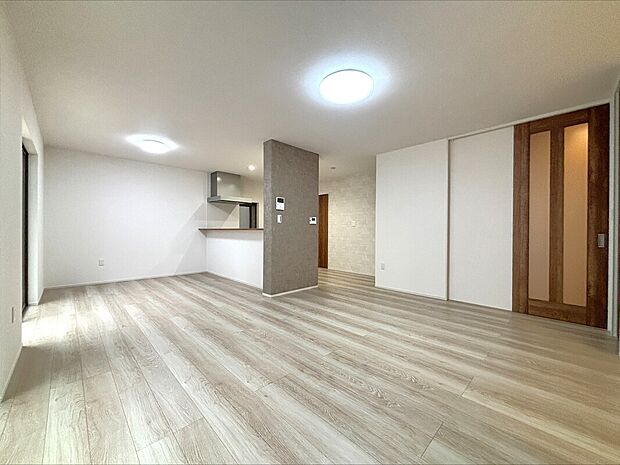 【【G棟　LDK】】南向きのキッチンでダイニングとリビングの空間が分かりやすく家具の配置もしやすいです。キッチン前は大きなダイニングテーブルも置けて大切の食事時間を存分に楽しんでいただけます。