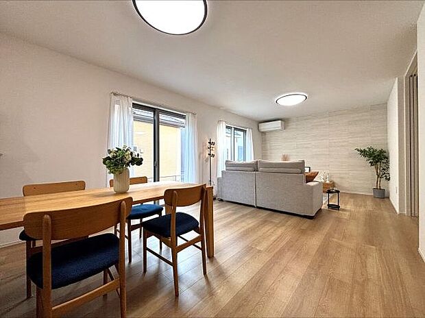 【【F棟　LDK】】一直線上に並ぶLDKは20.0帖の大きさ。対面式のキッチンで視界を遮ることなく一体感ある空間を作れます。料理をしながらご家族と会話も弾みます。