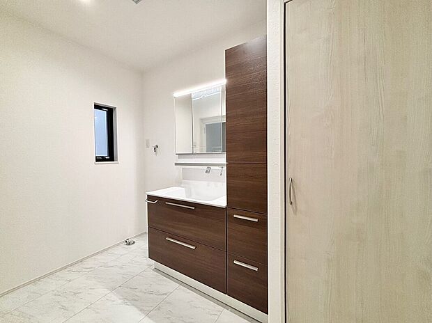 【【B棟　洗面室】】一日の始まりの朝、歯磨きをしたりメイクや髪をセットしたりする際に使いやすさが考えられた三面鏡です。シャワー付き水栓で洗面台でのシャンプーや毎日の掃除に大変便利です。