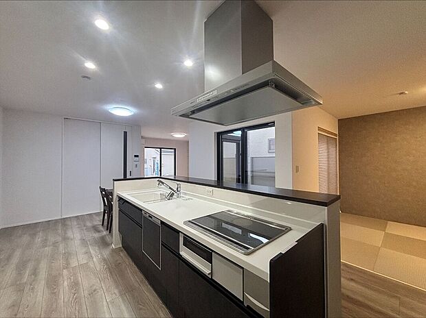 【【D棟　キッチン】】ご家族と一緒に料理する時間が楽しくなる使い勝手の良いシステムキッチンです！キッチンからは中庭が見える間取りですので季節のお花などを植えれば四季の移り変わりも楽しめますね。