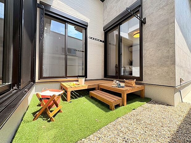 【【D棟　中庭】】建物で囲われているためプライバシーを守りながら安心して過ごせる空間です。
休日のリラックスや就寝前のゆったりとした時間、趣味の時間など、様々な用途にご利用いただけます。