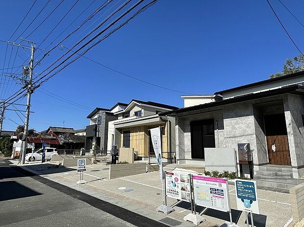 【【前面道路含む現地】】区画南側公道です。道路幅は約5.3mですが敷地が十分ですので駐車もしやすいです。各棟駐車スペース3台～4台。敷地54.49坪以上！全棟5LDKの住まいです。