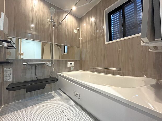 【【D棟　浴室】】1坪タイプのバスルーム。ゆったり足が伸ばせるので、毎日の疲れを癒すバスタイムを実現。ご家族一緒に入れます。浴室暖房乾燥機付きで浴室内干しも可能！