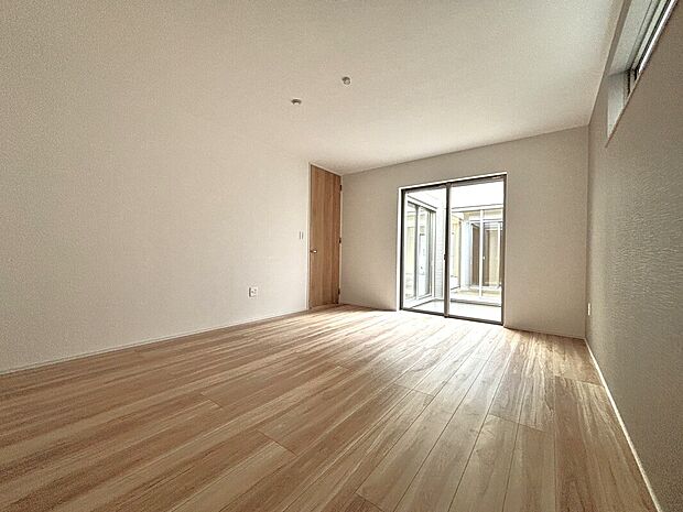 【【C棟　主寝室】】ウォークインクローゼット付きのゆとりある主寝室。ダブルベッドを置くことができる広さです。ゆとりの寛ぎ空間でプライベートタイムをゆったりとお過ごしいただけます。