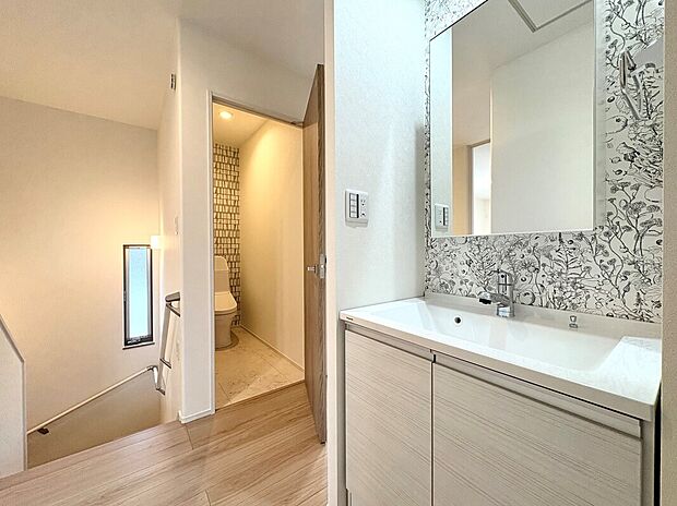 【【A棟 2F洗面】】永年暮らしていく上であると嬉しい洗面を2Fにも設けました。複数世帯や少人数のご家族まで朝の洗面の利用時や2Fのお掃除をする際には1Fまで降りる必要がないので便利です。
トイレからも近く使いやすいです。