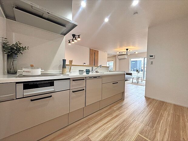 【【C棟 キッチン】】お手入れ簡単、収納力、使いやすさにこだわったシステムキッチンです。キッチン後方にはパントリーが装備されていて食品のストックや防災用品など収納でき便利に使えます。