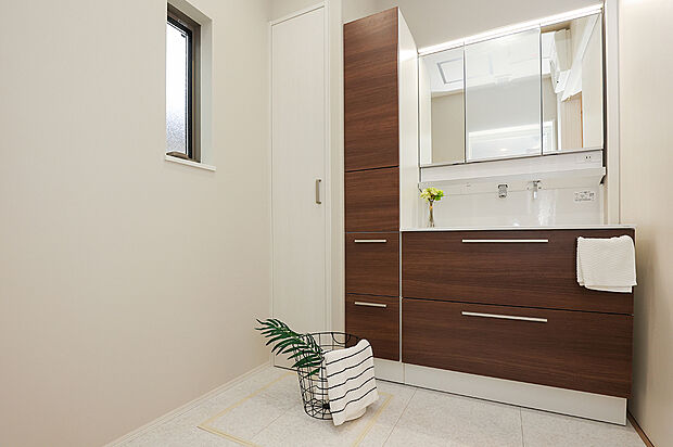 【【洗面室同仕様】】一日の始まりの朝、歯磨きをしたりメイクや髪をセットしたりする際に使いやすさが考えられた三面鏡です。シャワー付き水栓で洗面台でのシャンプーや毎日の掃除に大変便利です。