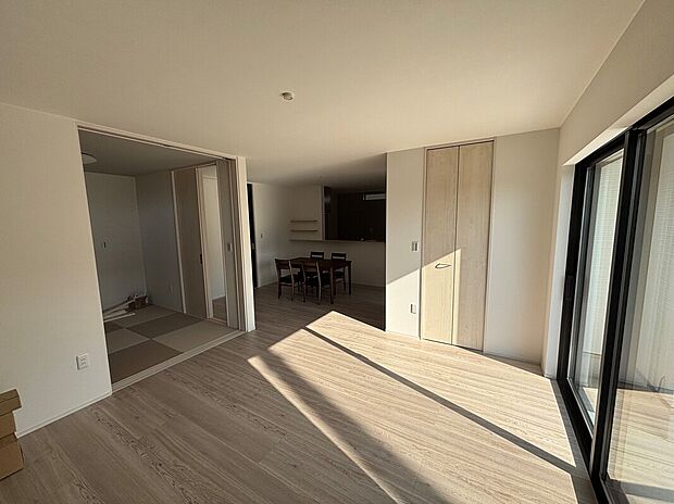 【【洗面室同仕様】】一日の始まりの朝、歯磨きをしたりメイクや髪をセットしたりする際に使いやすさが考えられた三面鏡です。シャワー付き水栓で洗面台でのシャンプーや毎日の掃除に大変便利です。