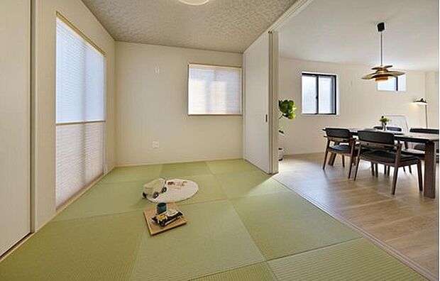 【【和室同仕様】】LDKと隣接した和室。お子様の遊び部屋・お昼寝スペースとして使うのもオススメです!客間としてもご活用いただけます。