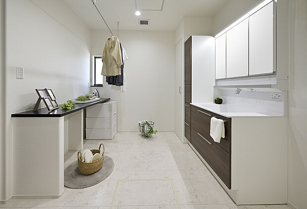 【【洗面室同仕様】】毎日の洗濯が楽になる便利なカウンター付きランドリースペース。洗う・干す・乾かす・畳むが1つの空間で行え、家事動線がラクラクです♪