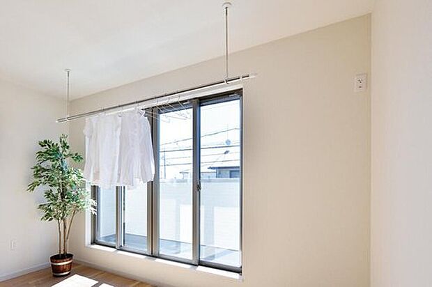 【【ホスクリーン】】ポールがワンタッチで着脱可能なスポット型物干し。非使用時はフックに収納でお部屋スッキリ。急な雨の時にもパッと室内に取り込めて便利です。