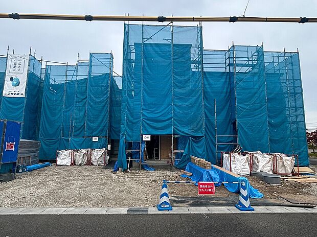 【【C棟 外観】】周辺の街並みと調和する、お洒落な外観デザイン。アースカラーの優しい色合いが青空に映えます。全棟長期優良住宅認定物件です。